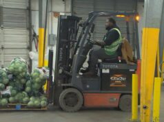 Camión lleno de alimentos donados llega a familias de Birmingham Camión lleno de alimentos donados llega a familias de Birmingham