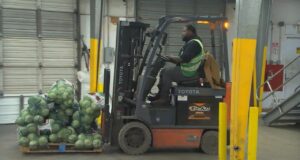 Camión lleno de alimentos donados llega a familias de Birmingham Camión lleno de alimentos donados llega a familias de Birmingham