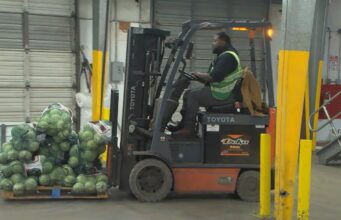 Camión lleno de alimentos donados llega a familias de Birmingham Camión lleno de alimentos donados llega a familias de Birmingham
