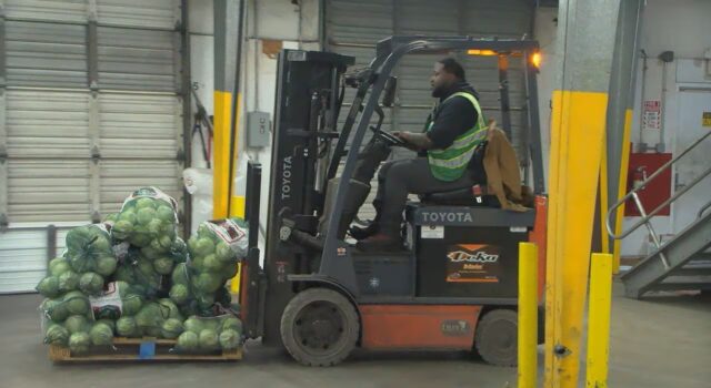 Camión lleno de alimentos donados llega a familias de Birmingham Camión lleno de alimentos donados llega a familias de Birmingham