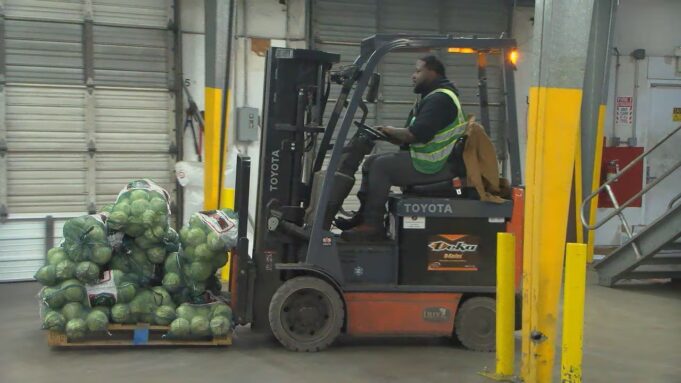 Camión lleno de alimentos donados llega a familias de Birmingham Camión lleno de alimentos donados llega a familias de Birmingham