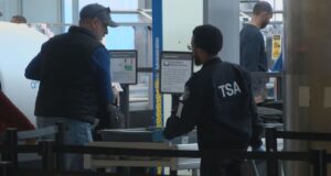 Cierre gubernamental causa retrasos aeroportuarios porque empleados no reciben salario Cierre gubernamental causa retrasos aeroportuarios porque empleados no reciben salario