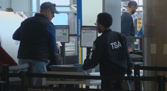 Cierre gubernamental causa retrasos aeroportuarios porque empleados no reciben salario Cierre gubernamental causa retrasos aeroportuarios porque empleados no reciben salario