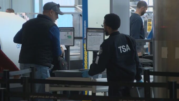 Cierre gubernamental causa retrasos aeroportuarios porque empleados no reciben salario Cierre gubernamental causa retrasos aeroportuarios porque empleados no reciben salario