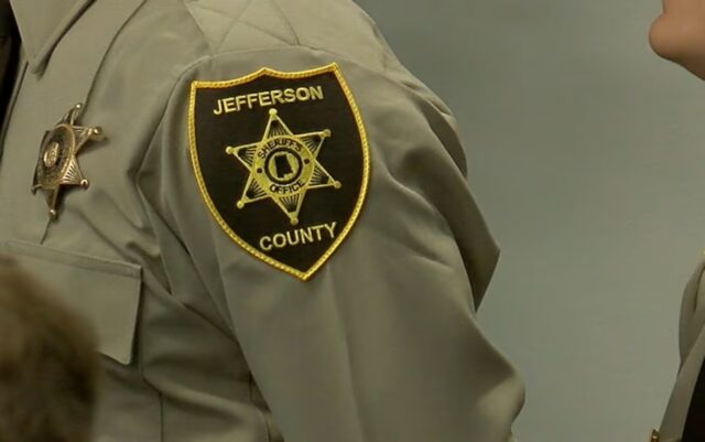 Demócratas proponen aumento salarial para el sheriff del condado de Jefferson