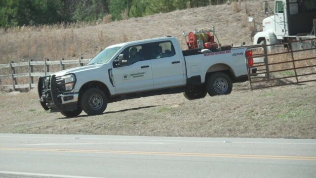 Equipos de Alabama combaten incendios forestales bajo clima seco y ventoso