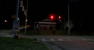 La policía de Tarrant halló una víctima de bala en un auto detenido en East Lake Blvd. La policía de Tarrant halló una víctima de bala en un auto detenido en East Lake Blvd.