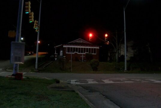 La policía de Tarrant halló una víctima de bala en un auto detenido en East Lake Blvd. La policía de Tarrant halló una víctima de bala en un auto detenido en East Lake Blvd.