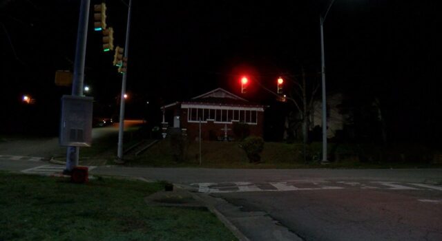 La policía de Tarrant halló una víctima de bala en un auto detenido en East Lake Blvd. La policía de Tarrant halló una víctima de bala en un auto detenido en East Lake Blvd.