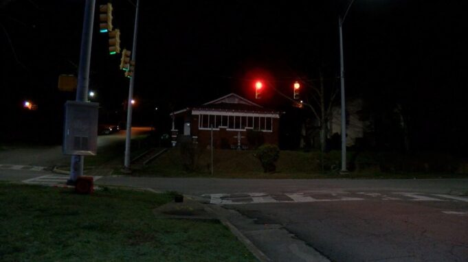 La policía de Tarrant halló una víctima de bala en un auto detenido en East Lake Blvd. La policía de Tarrant halló una víctima de bala en un auto detenido en East Lake Blvd.