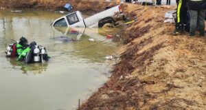 Mujer de Elkmont muere al caer su camioneta en estanque del condado Mujer de Elkmont muere al caer su camioneta en estanque del condado