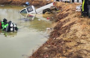 Mujer de Elkmont muere al caer su camioneta en estanque del condado Mujer de Elkmont muere al caer su camioneta en estanque del condado