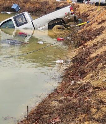 Mujer de Elkmont muere al caer su camioneta en estanque del condado Mujer de Elkmont muere al caer su camioneta en estanque del condado