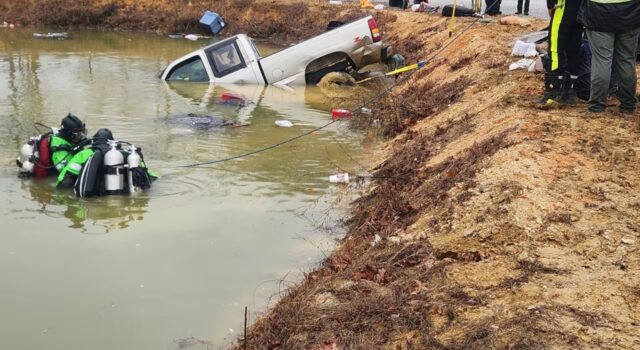 Mujer de Elkmont muere al caer su camioneta en estanque del condado Mujer de Elkmont muere al caer su camioneta en estanque del condado