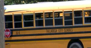 Talladega busca soluciones tras incendio en dugout y pérdida de uniformes escolares Talladega busca soluciones tras incendio en dugout y pérdida de uniformes escolares