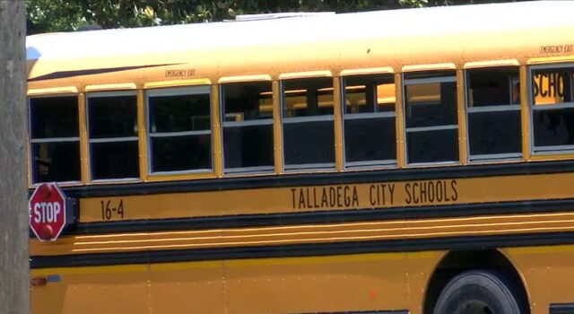 Talladega busca soluciones tras incendio en dugout y pérdida de uniformes escolares Talladega busca soluciones tras incendio en dugout y pérdida de uniformes escolares