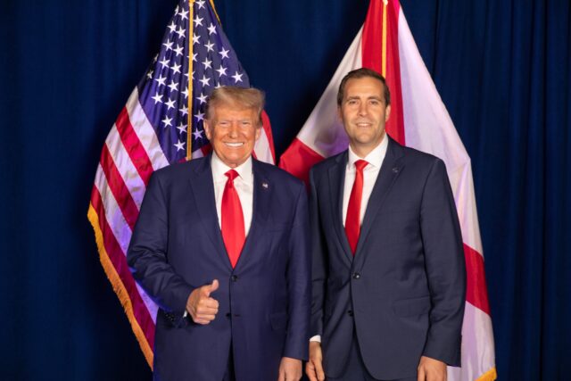 Wahl, apoyado por Trump, recauda cifra récord en su primera semana