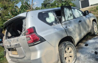 Asesinan a dos escoltas de un senador durante ataque armado en el este colombiano Asesinan a dos escoltas de un senador durante ataque armado en el este colombiano