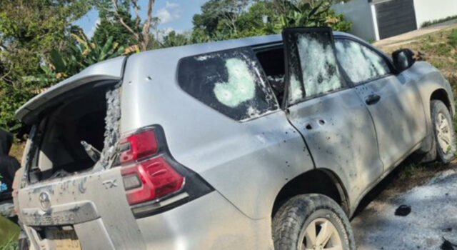 Asesinan a dos escoltas de un senador durante ataque armado en el este colombiano Asesinan a dos escoltas de un senador durante ataque armado en el este colombiano