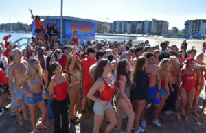 Casting abierto en Los Ángeles para el regreso de Baywatch atrae diversas edades Casting abierto en Los Ángeles para el regreso de Baywatch atrae diversas edades