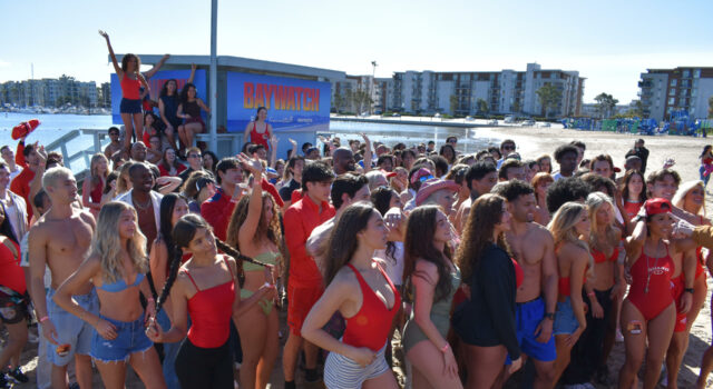Casting abierto en Los Ángeles para el regreso de Baywatch atrae diversas edades Casting abierto en Los Ángeles para el regreso de Baywatch atrae diversas edades