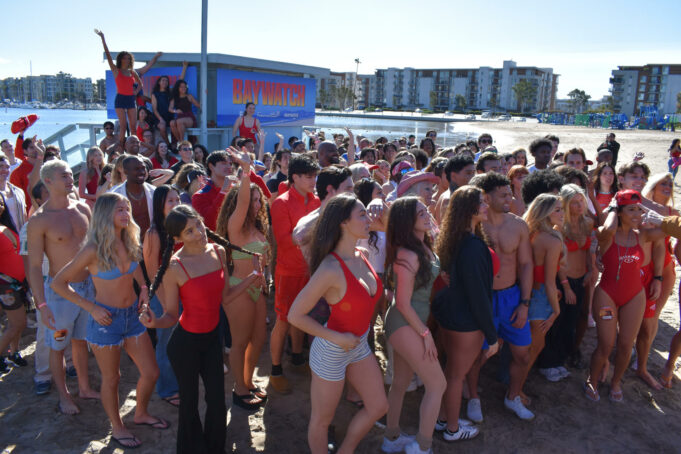 Casting abierto en Los Ángeles para el regreso de Baywatch atrae diversas edades Casting abierto en Los Ángeles para el regreso de Baywatch atrae diversas edades