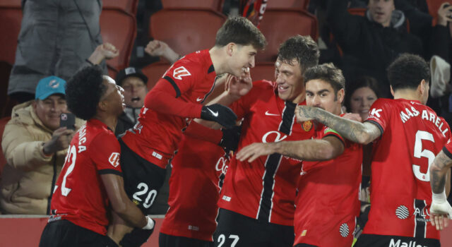 El Mallorca golea al Sevilla con un contundente cuatro a uno final El Mallorca golea al Sevilla con un contundente cuatro a uno final