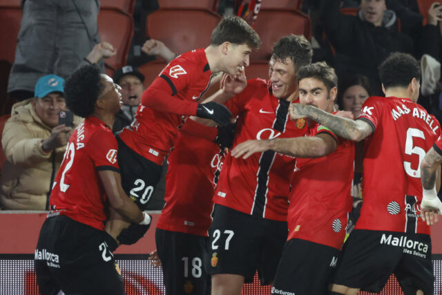 El Mallorca golea al Sevilla con un contundente cuatro a uno final El Mallorca golea al Sevilla con un contundente cuatro a uno final