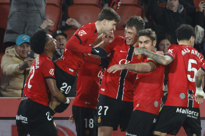 El Mallorca golea al Sevilla con un contundente cuatro a uno final El Mallorca golea al Sevilla con un contundente cuatro a uno final