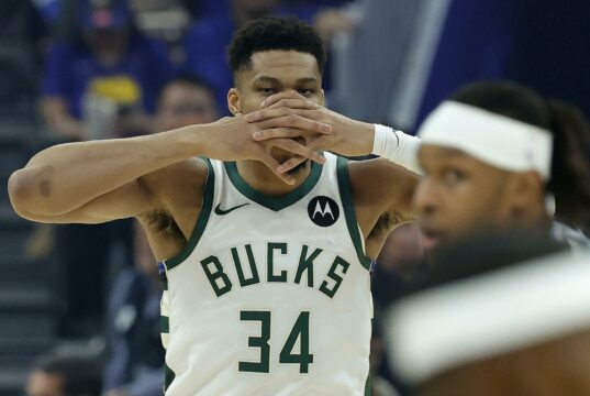 Giannis Antetokounmpo renueva con Milwaukee usando una famosa escena de cine viral Giannis Antetokounmpo renueva con Milwaukee usando una famosa escena de cine viral