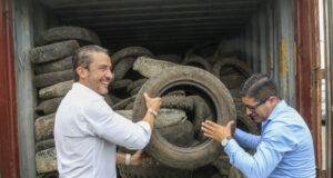 Retiran dos mil neumáticos de Galápagos para proteger el frágil ecosistema marino Retiran dos mil neumáticos de Galápagos para proteger el frágil ecosistema marino