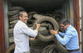 Retiran dos mil neumáticos de Galápagos para proteger el frágil ecosistema marino Retiran dos mil neumáticos de Galápagos para proteger el frágil ecosistema marino