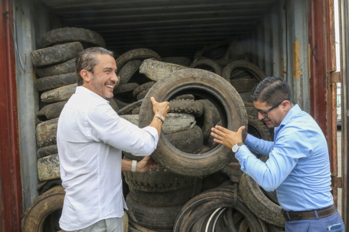 Retiran dos mil neumáticos de Galápagos para proteger el frágil ecosistema marino Retiran dos mil neumáticos de Galápagos para proteger el frágil ecosistema marino