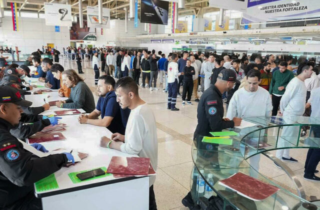 Vuelo de repatriacion desde Estados Unidos llega a Venezuela con 110 migrantes