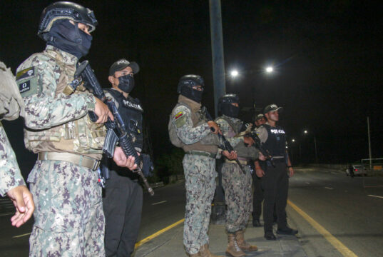 Guayaquil se convierte en una ciudad fantasma por el toque de queda en Ecuador Guayaquil se convierte en una ciudad fantasma por el toque de queda en Ecuador