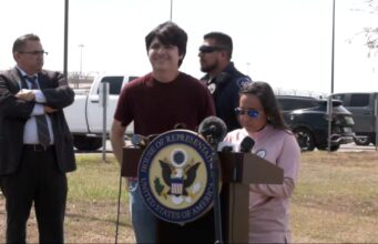 Liberan a “hermanos mariachi” y sus padres de centro de detención en Texas Liberan a "hermanos mariachi" y sus padres de centro de detención en Texas