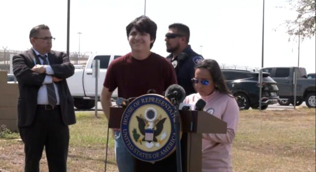 Liberan a “hermanos mariachi” y sus padres de centro de detención en Texas Liberan a "hermanos mariachi" y sus padres de centro de detención en Texas