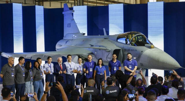 Brasil presenta el primer caza supersónico de su historia fabricado en el país Brasil presenta el primer caza supersónico de su historia fabricado en el país