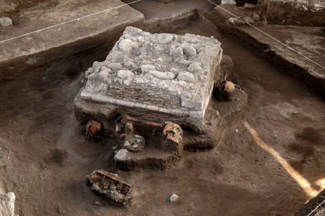 México descubre altar y ofrendas afuera de la zona arqueológica de Tula, centro del país Descubren altar tolteca con restos humanos en obra ferroviaria de México