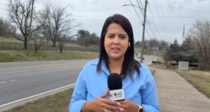 Periodista de Tennessee que cubría migración termina bajo custodia de ICE Periodista de Tennessee que cubría migración termina bajo custodia de ICE