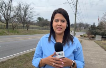 Periodista de Tennessee que cubría migración termina bajo custodia de ICE Periodista de Tennessee que cubría migración termina bajo custodia de ICE