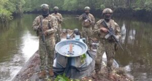 Ejército de Ecuador decomisa narcosubmarino de 35 metros cargado con combustible Ejército de Ecuador decomisa narcosubmarino de 35 metros cargado con combustible