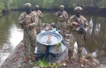 Ejército de Ecuador decomisa narcosubmarino de 35 metros cargado con combustible Ejército de Ecuador decomisa narcosubmarino de 35 metros cargado con combustible