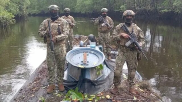 Ejército de Ecuador decomisa narcosubmarino de 35 metros cargado con combustible