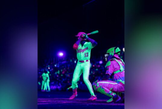 Cosmic Baseball trae espectáculo de neón a Birmingham esta semana Cosmic Baseball trae espectáculo de neón a Birmingham esta semana