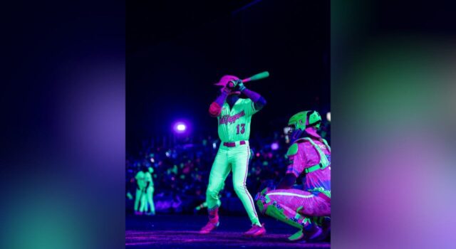 Cosmic Baseball trae espectáculo de neón a Birmingham esta semana Cosmic Baseball trae espectáculo de neón a Birmingham esta semana