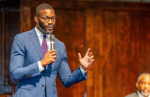 El alcalde Woodfin presenta la agenda legislativa 2026 para fortalecer vecindarios El alcalde Woodfin presenta la agenda legislativa 2026 para fortalecer vecindarios
