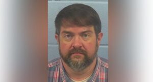 Hombre enfrenta decenas de cargos por pornografía infantil en el condado de Etowah Hombre enfrenta decenas de cargos por pornografía infantil en el condado de Etowah