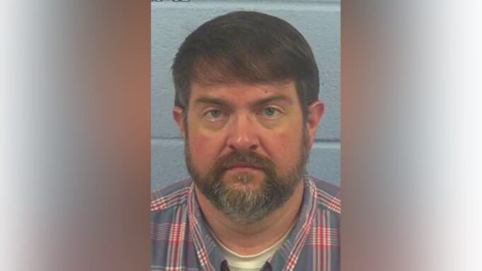 Hombre enfrenta decenas de cargos por pornografía infantil en el condado de Etowah Hombre enfrenta decenas de cargos por pornografía infantil en el condado de Etowah