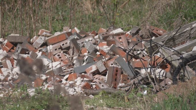 Leeds toma medidas enérgicas contra casas descuidadas y patios con maleza Leeds toma medidas enérgicas contra casas descuidadas y patios con maleza